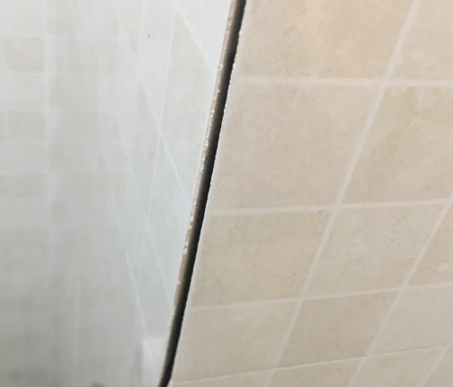 绿园瓷砖空鼓维修公司分享阳台瓷砖脱落的修复过程可以分为以下几个步骤