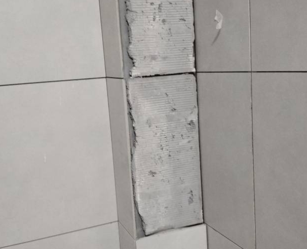 绿园瓷砖空鼓维修公司分享下瓷砖施工前基层浇水润湿程度不足，可能导致以下问题
