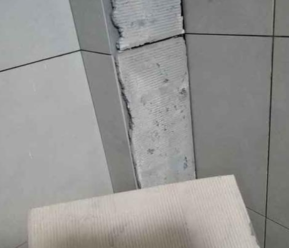 绿园瓷砖空鼓维修公司分享下厨房瓷砖脱落的补救措施。